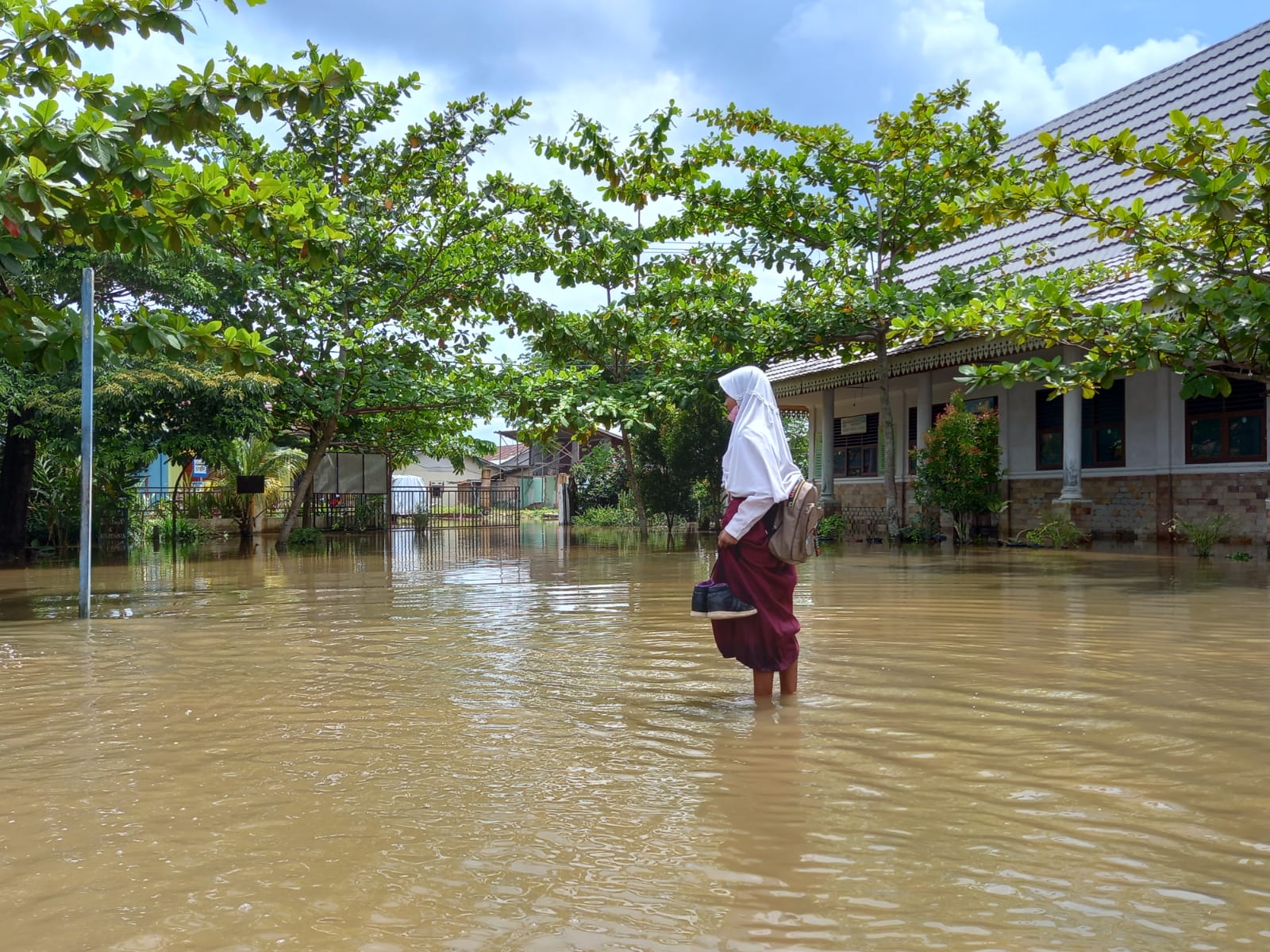 Diguyur Hujan Deras, Pekanbaru Porak-poranda: Jalan Amblas, Sekolah Terendam