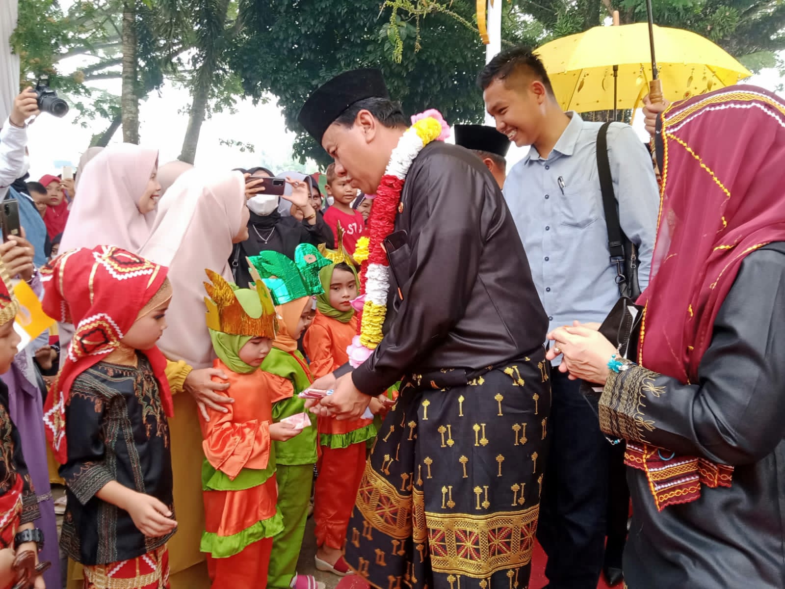 Suhardiman Amby Berikan Kuis Berhadiah Jutaan Rupiah di Acara Perahu Baganduang