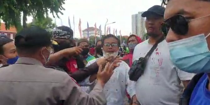 Warga Surabaya Bentrok Gara-gara Poster Tolak Habib Rizieq Dicopot, 1 Orang Terluka
