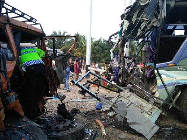 3 Penumpang Bus dan Supir Truk Tewas