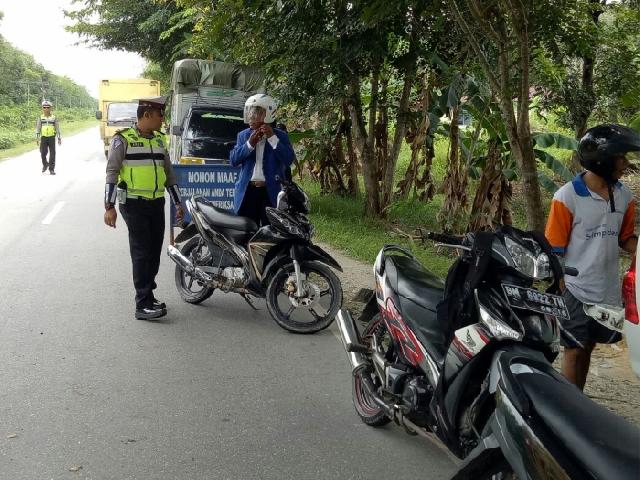 Razia, Pengendara Motor Pilih Berhenti di Pinggir Jalan dan Rumah Warga