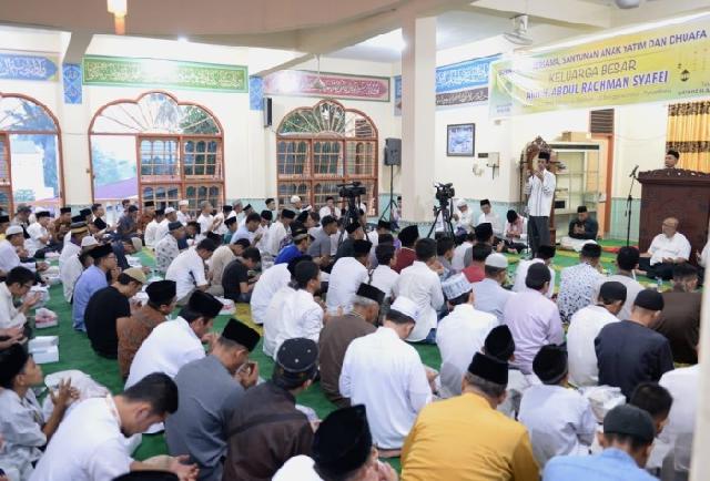 Ustaz Abdul Somad Puji Kedermawanan Keluarga Besar Abdul Rachman Syafei