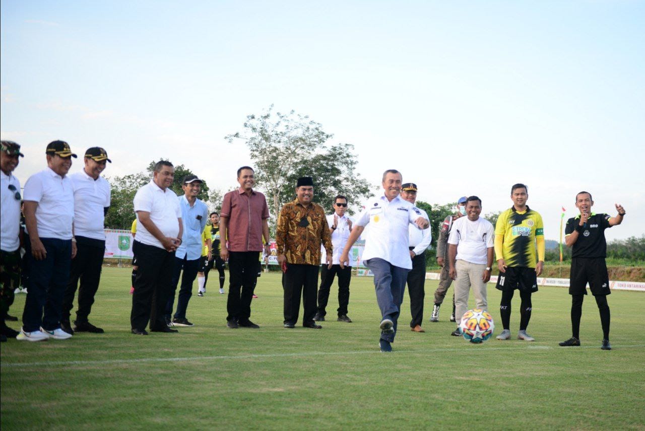 Ribuan Warga Sambut Gubri dan Wagubri di Lapangan Bola Internasional Rohul