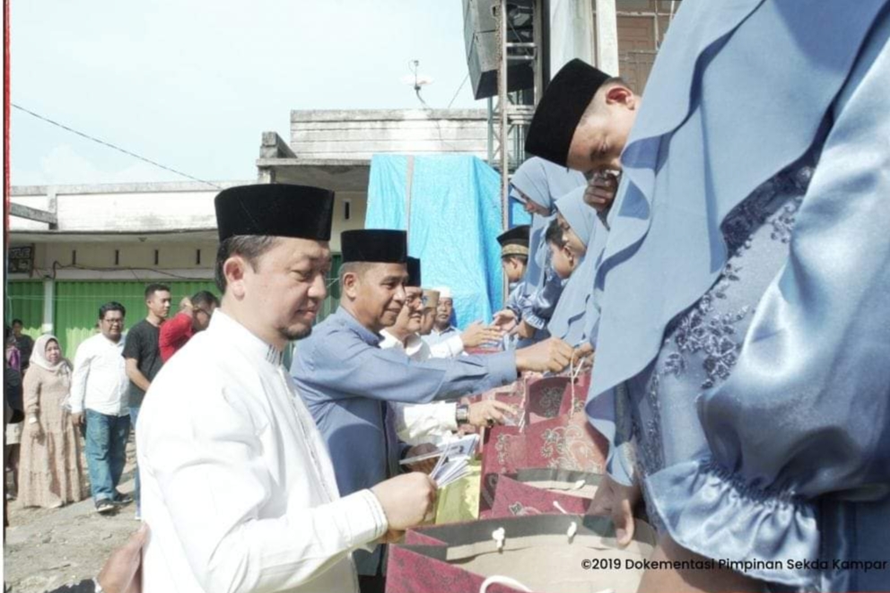 Hadiri Halal Bihalal, Plh Sekda Kampar Ahmad Santuni Anak Yatim