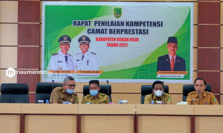 Rapat Evaluasi Kinerja Camat se-Rohil, Afrizal Sintong Tegaskan Soal Pelayanan