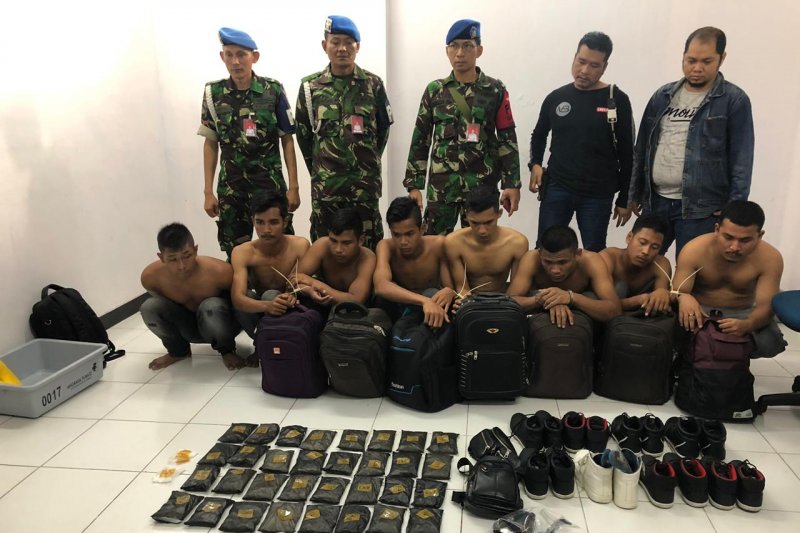 Simpan Sabu Dalam Sepatu, 8 Pemuda Ditangkap di Bandara Pekanbaru, Ini Kronologinya  