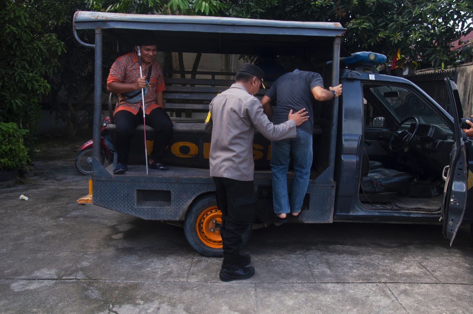 Polisi di Pekanbaru Antarkan Pemilih Disabilitas ke TPS