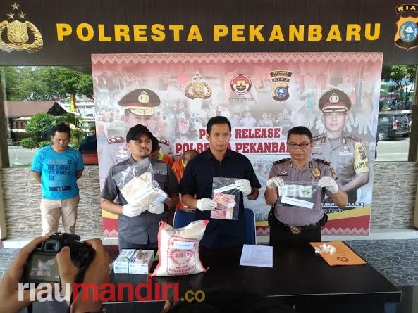 Polresta Pekanbaru Sukses Bekuk Dua Pelaku Perampok Wanita Asal Singapura