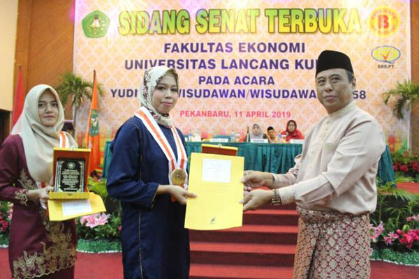 Dekan Fekon Unilak Beri Penghargaan kepada Pemuncak Yudisium