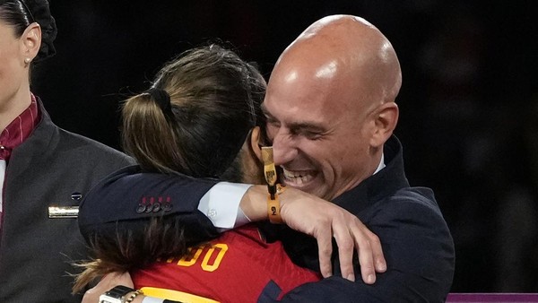 Presiden Federasi Sepakbola Spanyol Minta Maaf Usai Sosor Bibir Pemain Timnas Putri