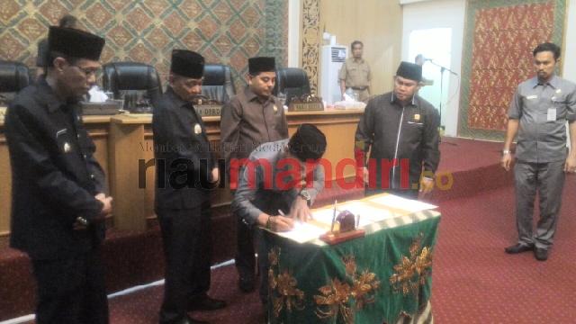 Turun, APBD 2017 Pelalawan Disahkan