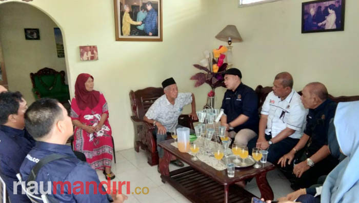 PWI Riau Peduli: Jenguk Wartawan Tertua, Wartawan Sakit dan Berbagi 