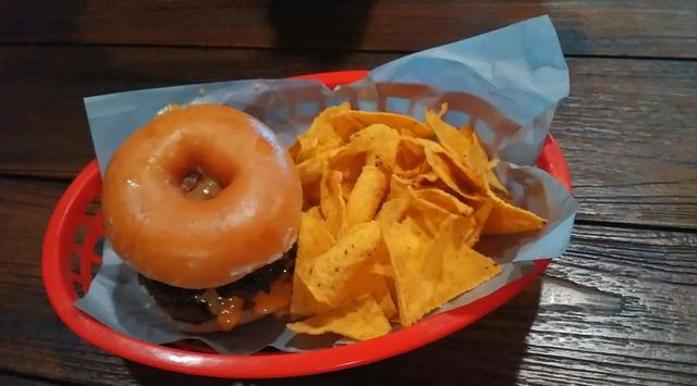 Sensasi Donat dan Tiga Lapis Daging dalam Kombinasi Donat Burger