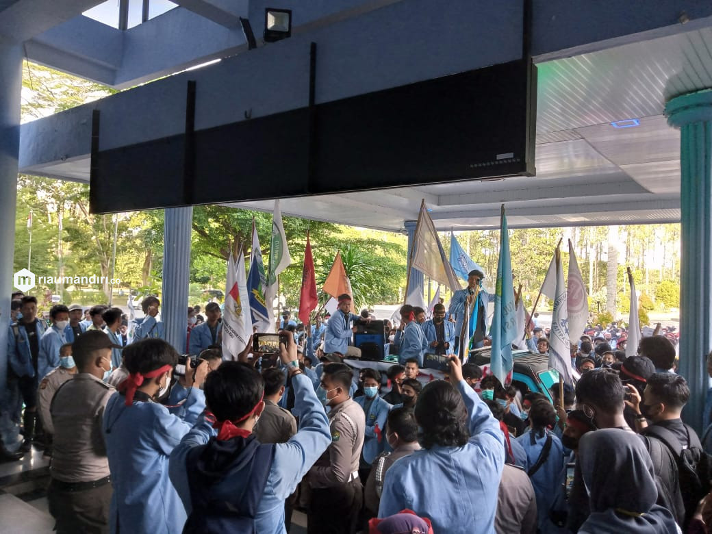 Demonstran Ancam Segel Rektorat Jika Pimpinan UNRI Tak Segera Temui Massa