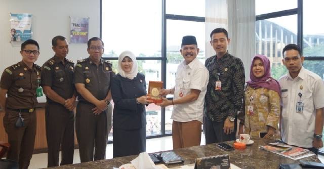 Ketua KI Riau Silaturahmi dengan Kajati Mia Amiati, Ini yang Dibicarakan