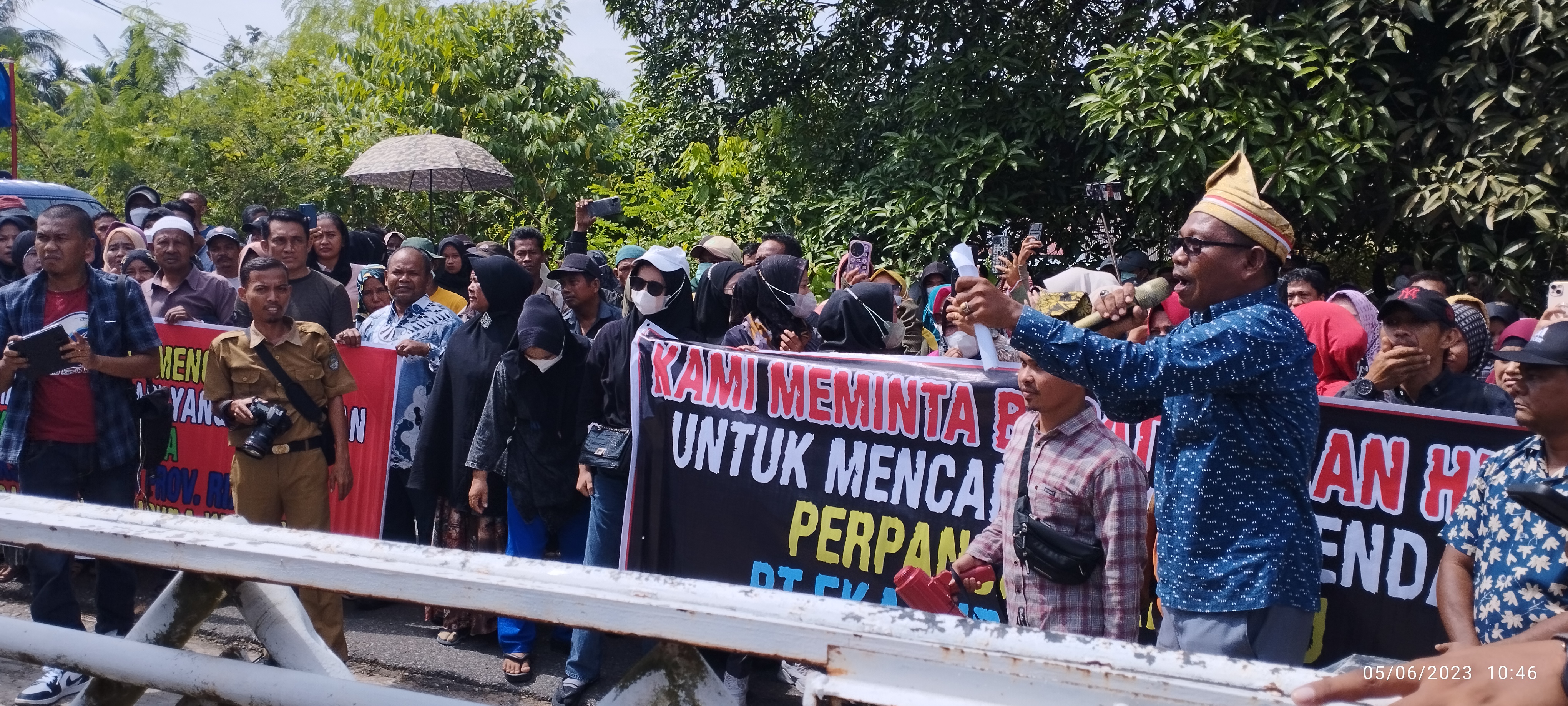 Emak-Emak Geruduk Kantor DPRD dan Bupati Rohul