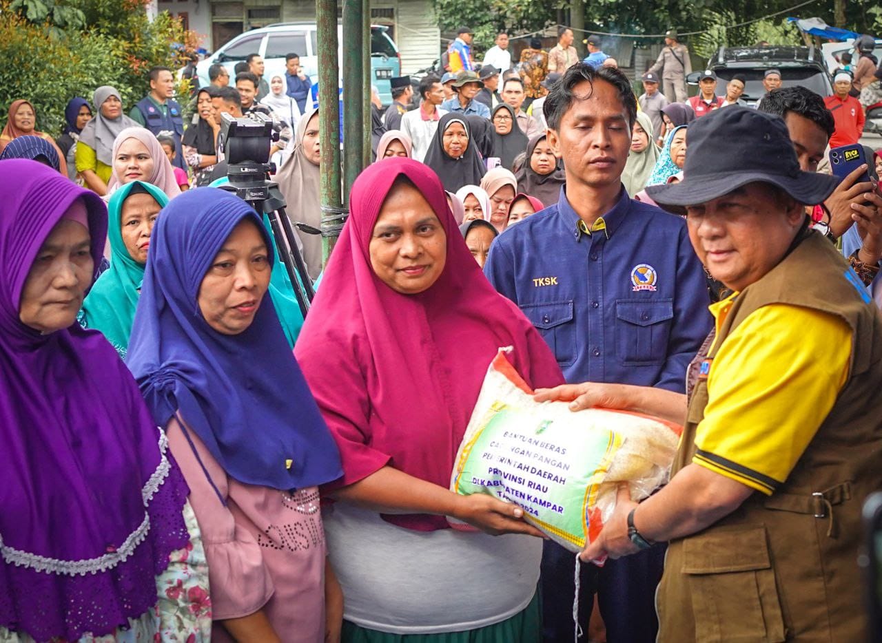Tinjau Banjir di Kampar, Gubernur Edy Nasution Serahkan Bantuan 15 Ribu Kg Beras