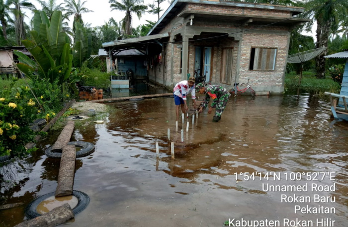 TNI 0321 Rohil Bantu Bangun Jembatan Rumah Warga yang Terendam Banjir