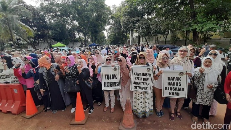 Emak-Emak Demo di Kediaman Prabowo Tolak Rekonsiliasi