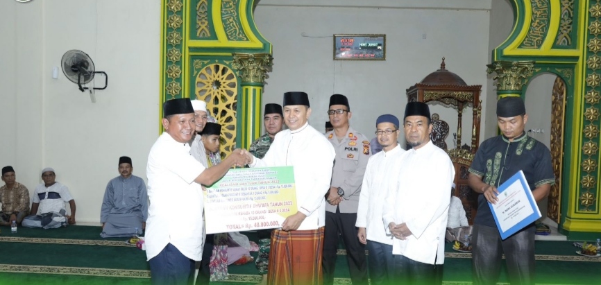 Wakil Bupati Salurkan Bantuan ke Warga Desa Pagaran Tapah