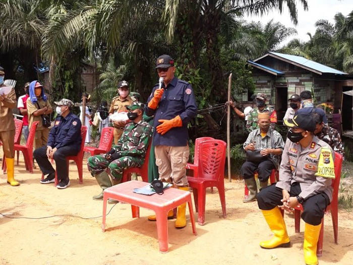 Bupati Rohil Suyatno Serahkan 105 Paket Sembako ke Warga Korban Banjir di Kepenghuluan Jumrah