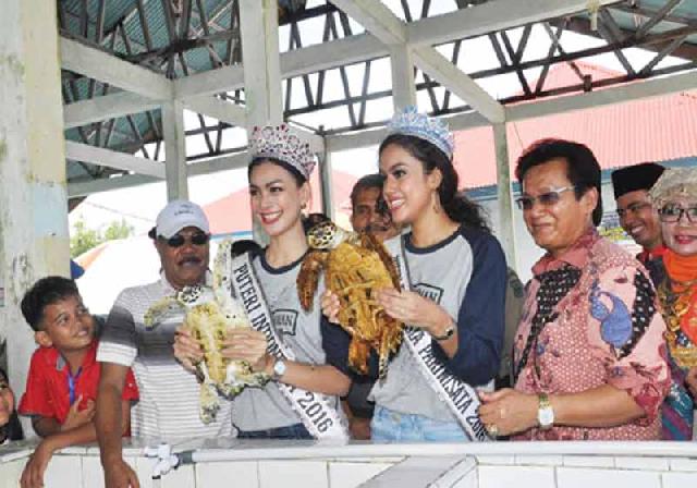 Putri Indonesia 2016 Kunjungi Pantai Gondoriah