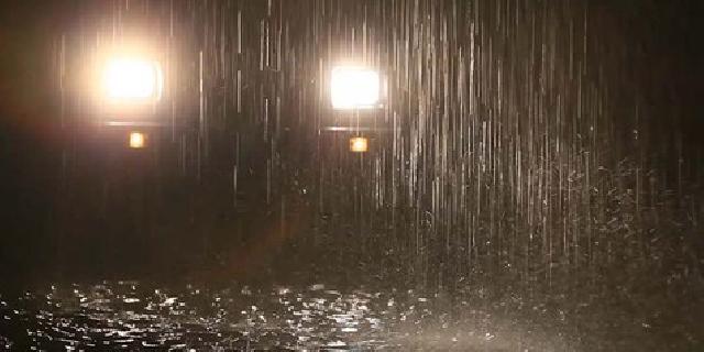 Hujan, Cahaya Lampu Mobil Tinggi Justru Bikin Masalah