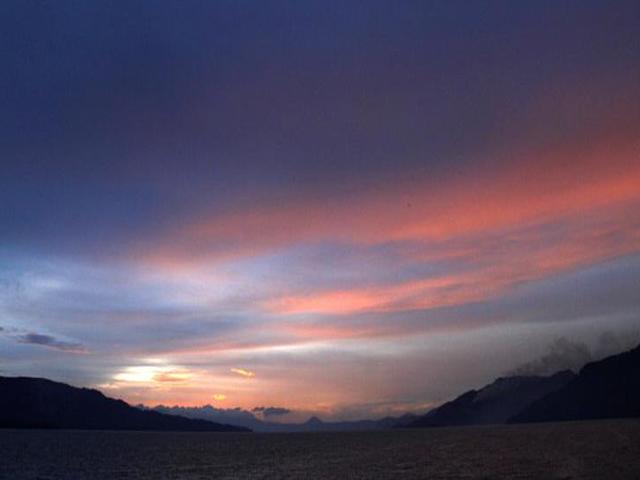 Menikmati Indahnya Senja di Tepi Danau Toba
