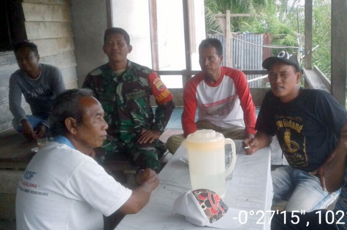 Pererat Silaturahmi, Babinsa Koramil 01/Rengat Jalin Komunikasi dengan Tokoh Masyarakat dan Pemuda