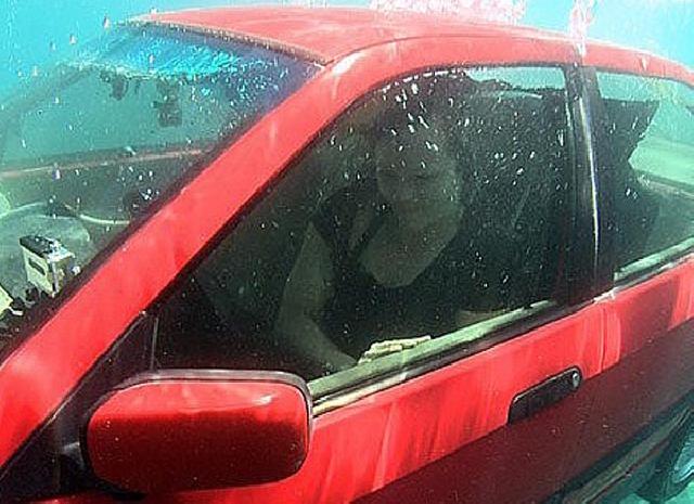 Jangan Panik, Berikut Cara Keluar dari Mobil Saat Tenggelam