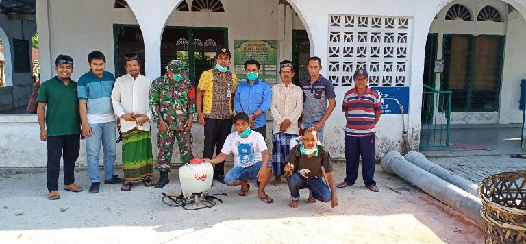 Cegah Covid-19 di Dapilnya, Ketua Fraksi PAN DPRD Pekanbaru Disinfektan Masjid dan Ruang Publik