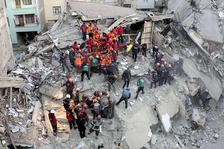 9 Orang Tewas, Turki Diguncang Gempa M 5,7