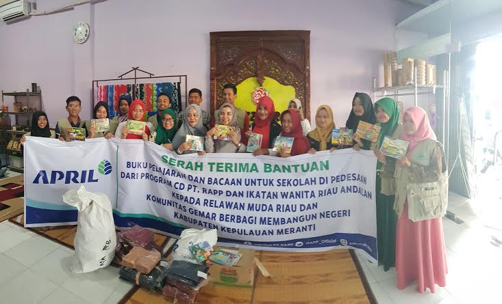 IWARA RAPP Bagikan Buku dan Pakaian untuk Anak di Riau