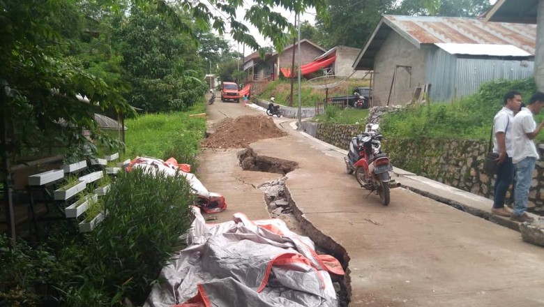 Tanah Bergerak di Sawahlunto: 16 Rumah Rusak, Jalan Retak 40 Meter