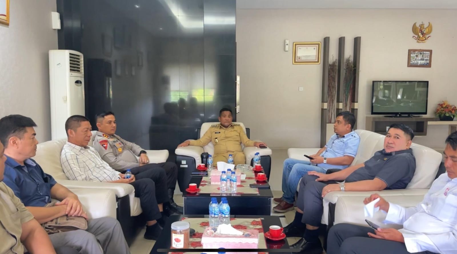 Bupati Zukri Minta Perusahaan Tetap Beli Buah Sawit dari Langgam