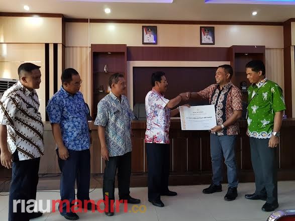 Pemkab Pelalawan Berikan Penghargaan kepada RAPP