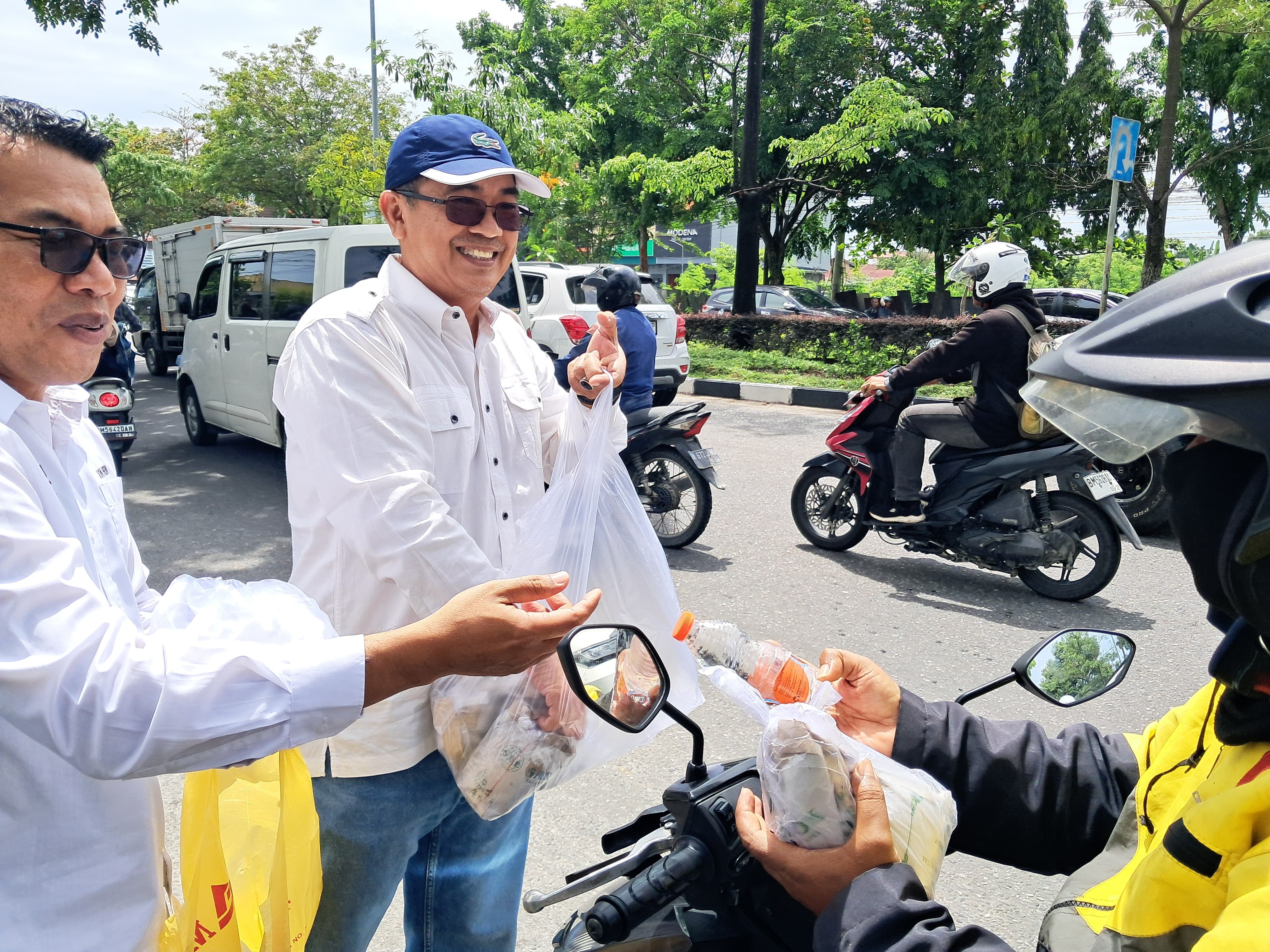 PWI Riau Sedekah 600 Nasi Bungkus ke Pengendara