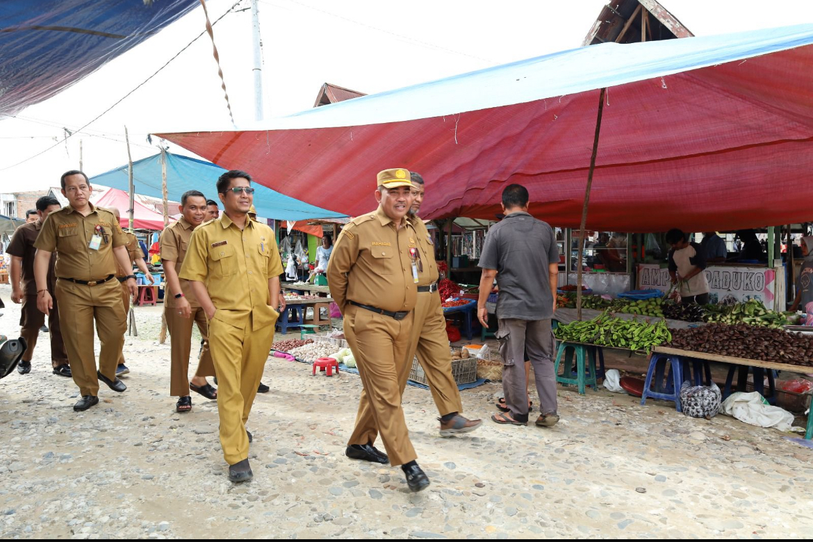 Sekda Mahadar Tinjau Kondisi Pasar Sialang Sakti Pasca Diterjang Puting Beliung