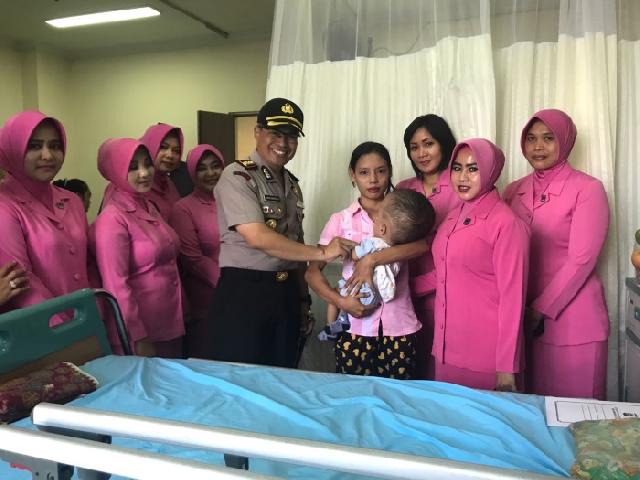 Kapolres Meranti dan Ketua Bhayangkari Kunjungi Bayi Penderita Hidrosefalus