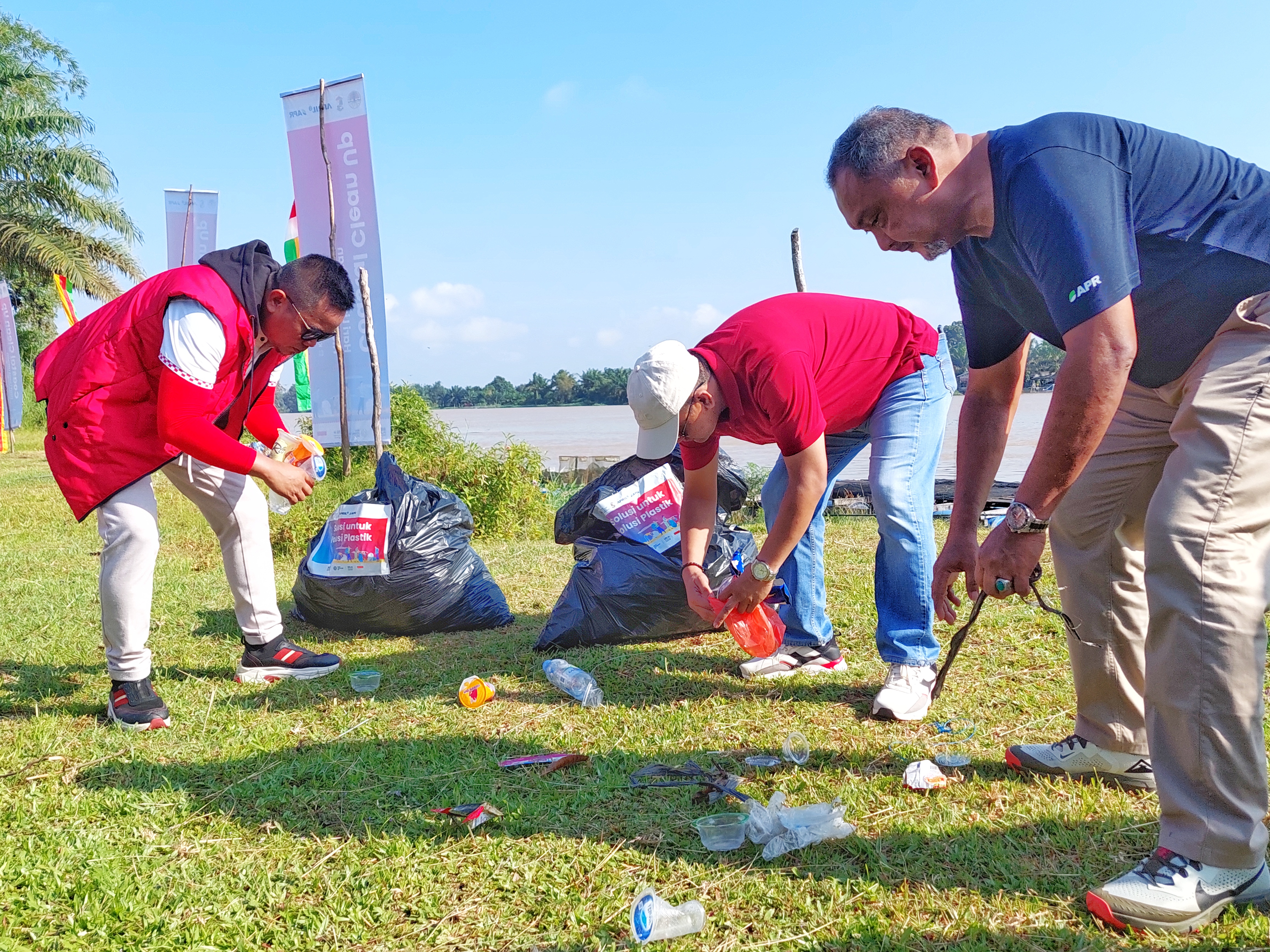  RAPP dan DLH Pelalawan Bersih-Bersih Sampah Plastik di Kuala Terusan