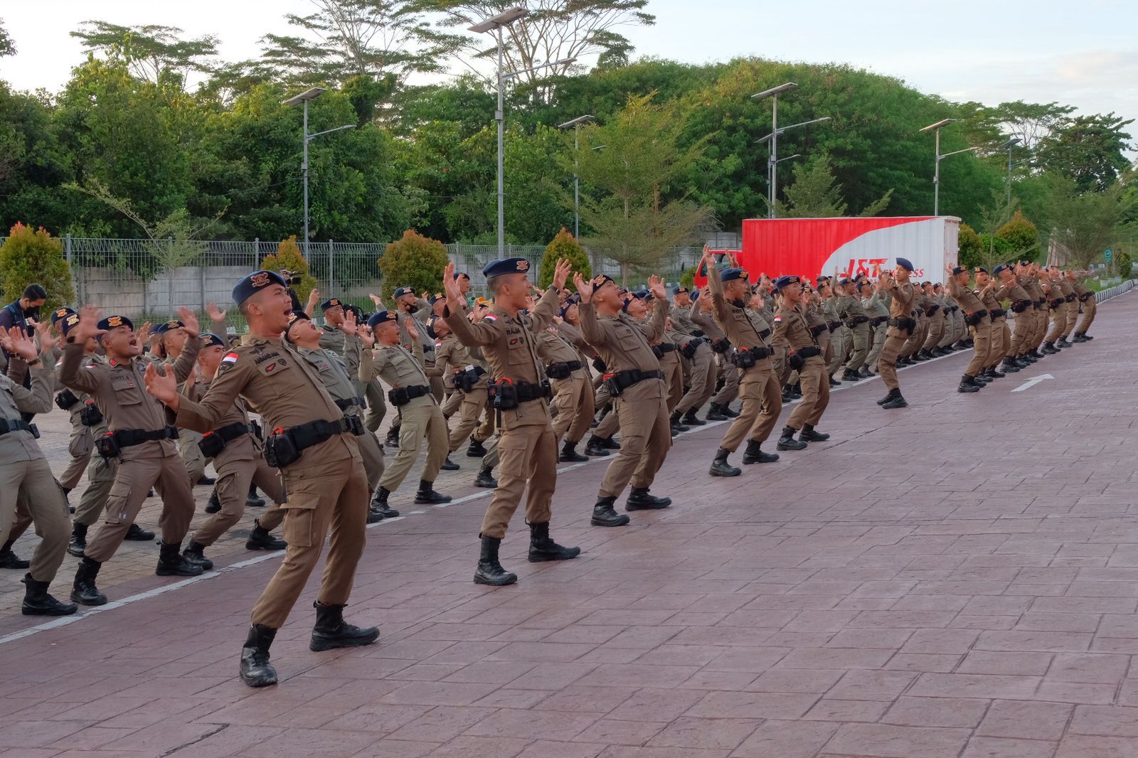 Lepas Keberangkatan Pasukan BKO Papua, Irjen Agung Setya: Selalu Waspada Potensi Ancaman