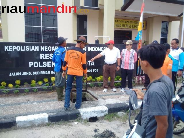 Walikota Turut Gotong Royong di Jalan Sudirman