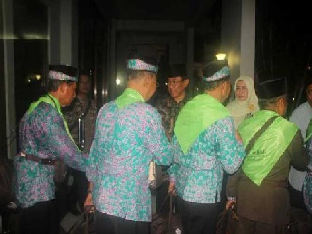 Bupati Lepas Jamaah Calon Haji di Embarkasi Batam