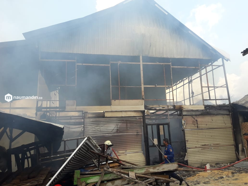 Travo Mesin Las Meledak, Gudang Raja Sofa Hangus Terbakar