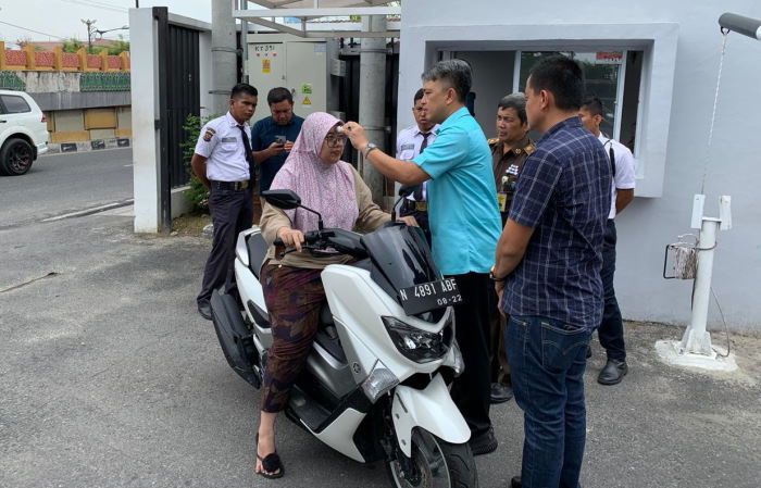 Kejaksaan di Riau Berlakukan Pemeriksaan Virus Corona Kepada Pegawai-Tamu