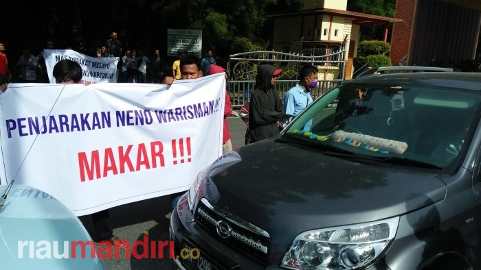 Massa Penghadang Kedatangan Neno Warisman di Pekanbaru Sempat Bentrok dengan Aparat