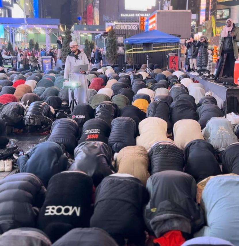 Ribuan Muslim Sholat Tarawih di Times Square