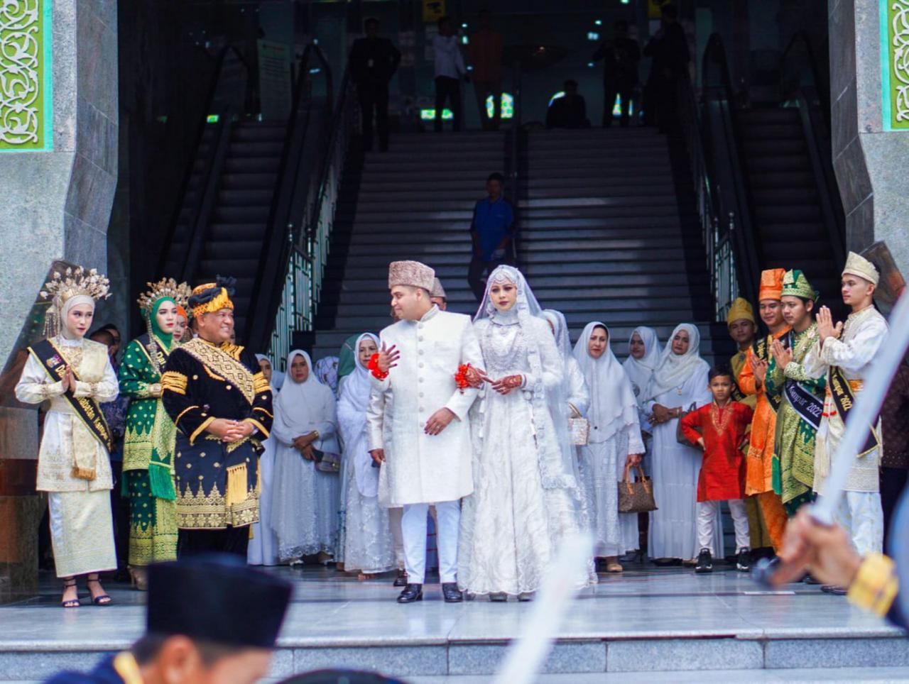 Fenomena Pernikahan Rahul: Dihadiri SBY hingga Papan Bunga Terpanjang