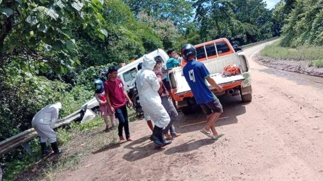 Kelelahan dan Lapar, Petugas Medis Bawa Ambulans Pengantar Pasien Corona Tabrak Pembatas Jalan