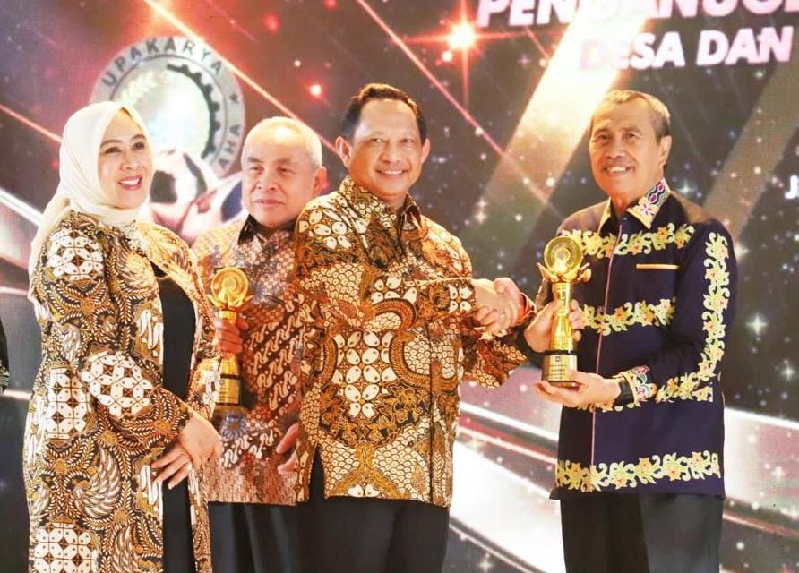 Terima Penghargaan Upakarya Wanua Nugraha, Komitmen Syamsuar Membangun Riau Dari Desa